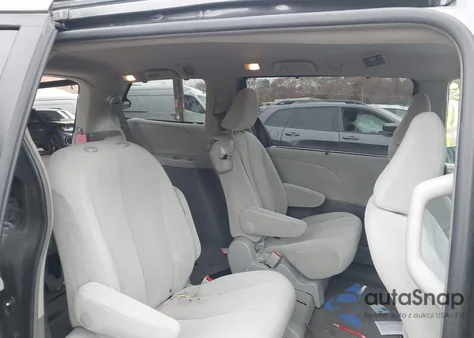 2013 Toyota Sienna Le V6 8 Passenger z USA, uszkodzony, nr VIN 5TDKK3DCXDS295975